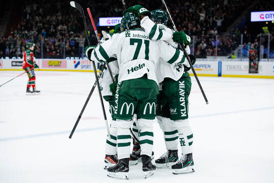 Färjestads Magnus Nygren jublar med lagkamrater