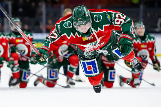 Frölundas Filip Cederqvist jublar framför klacken