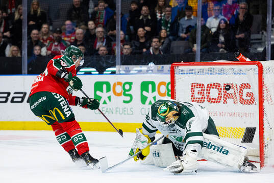 Frölundas Mikael Ruohomaa sätter en straff på