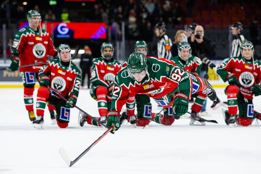 Frölundas Filip Cederqvist jublar och firar framför