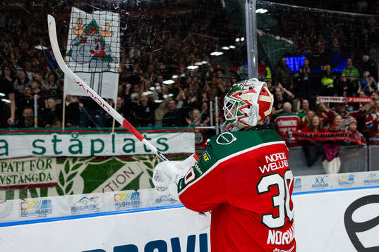 Frölundas målvakt Tobias Normann jublar och tackar