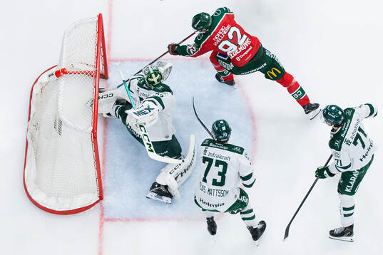 Frölundas Filip Cederqvist gör 1-0 på Färjestads