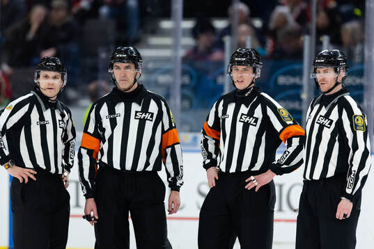 Linjedomare Anders Nyqvist, domare Linus Öhlund, domare