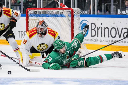 Brynäs målvakt Ludvig Persson och Rögles Dennis Everberg