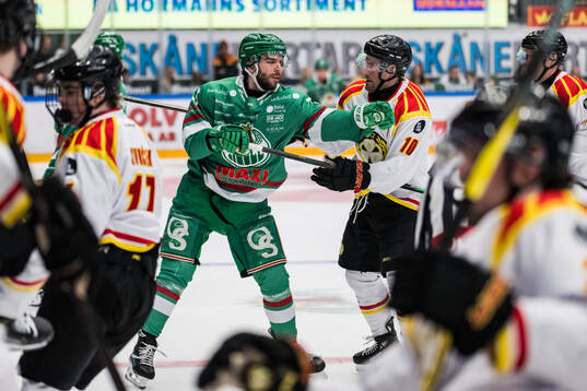 Rögles Josh Dickinson och Brynäs Johan Larsson