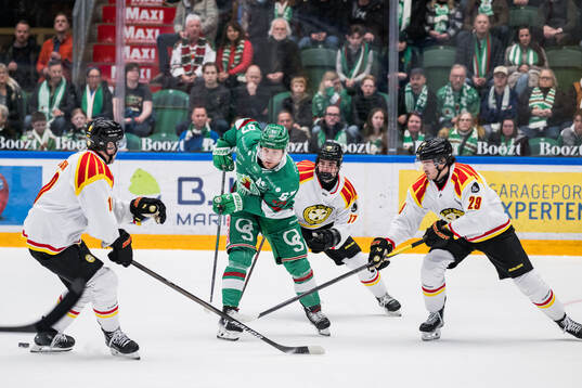 Brynäs Johan Larsson och Rögles Leon Bristedt och Brynäs