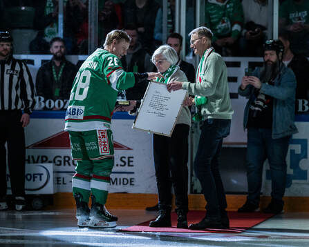 Rögles Anton Bengtsson mottager granitpucken av Inga