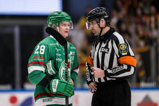 Rögles Anton Bengtsson i samtal med Domare Mikael Sjöqvist