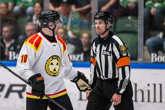 Brynäs Johan Larsson och Domare Andreas Harnebring