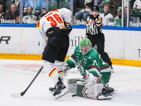 Brynäs Linus Ölund och Rögles målvakt Arvid Holm