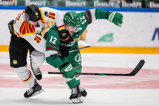 Brynäs Linus Ölund och Rögles Brady Ferguson