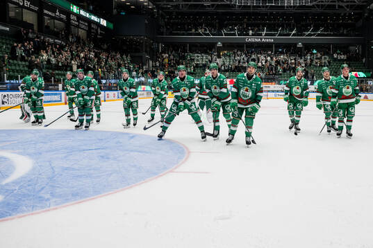 Rögles spelarna jublar