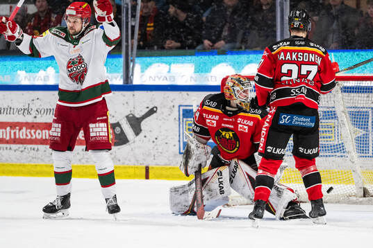 Modos Måns Carlsson jublar och Luleås målvakt Joel