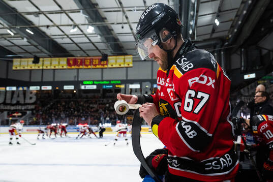 Luleås Linus Omark tejpar klubban