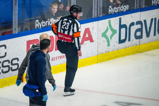 Domare Alexander Österberg har ont