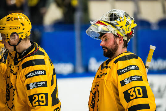 Skellefteås målvakt Gustaf Lindvall jublar