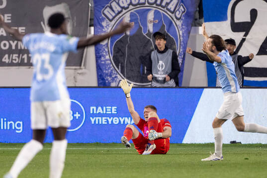 goalkeeper Malkolm Nilsson Säfqvist of Djurgården in pain