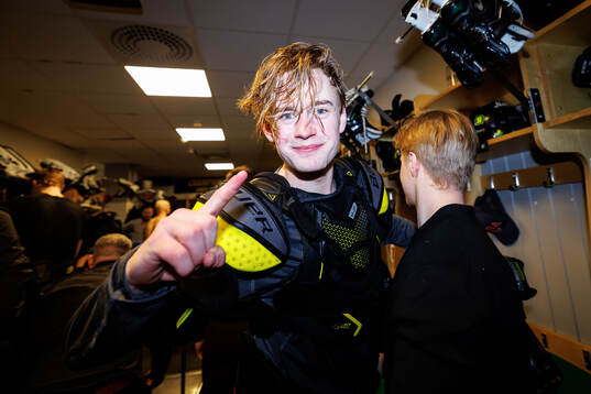 Östersunds Jakob Norén jublar i omklädningsrummet