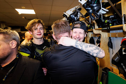 Östersunds Karl Johansson jublar med tränare Mikael