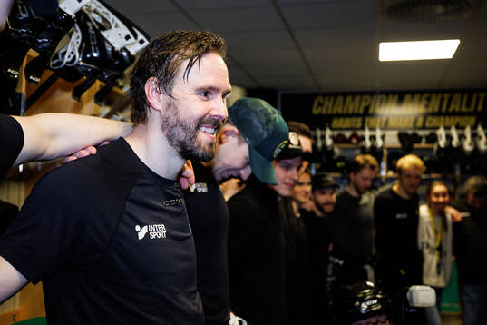 Östersunds Linus Videll jublar i omklädningsrummet