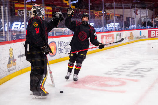 Brynäs målvakt Ena Nystrøm och Stina Sandberg