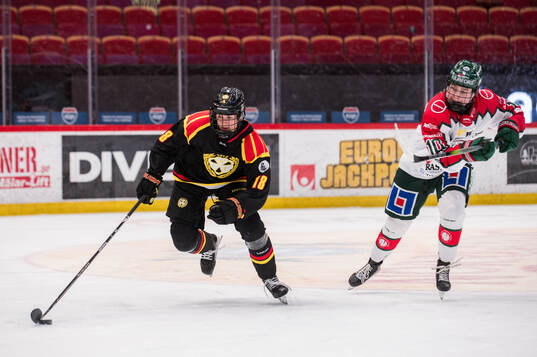 Brynäs Jenniina Nylund och Frölundas Emilia Vesa