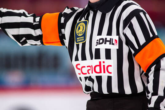 SDHLs logotyp på domare Sabina Küllers tröja