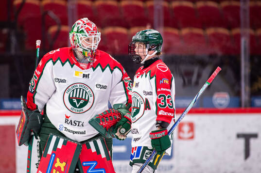 Frölundas målvakt Stephanie Neatby och Michelle Karvinen