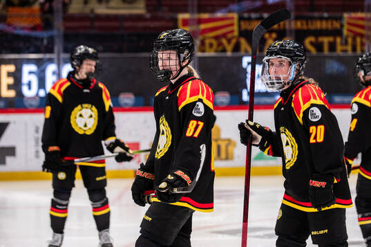 Brynäs Anna Brenkle och Celine Tedenby deppar
