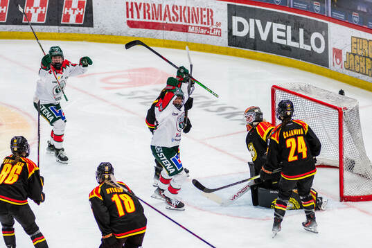 Frölundas Emilia Vesa och Hanna Olsson jublar medan