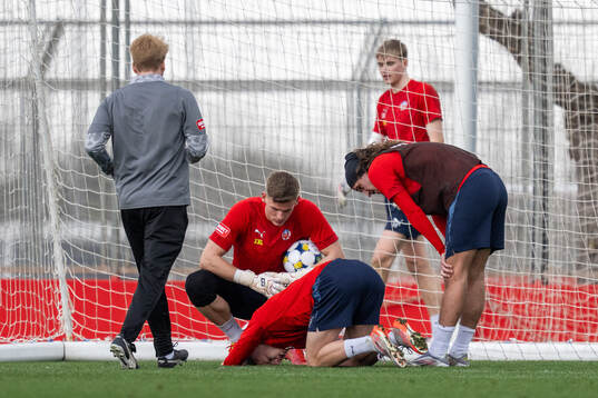 Adrian Svanbäck har ont och ses till av målvakt Johan