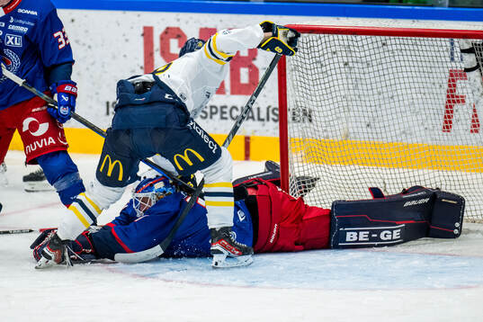 Oskarshamns målvakt Evan Cowley och Södertäljes Filip