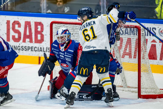 Oskarshamns målvakt Evan Cowley och Södertäljes Miikka