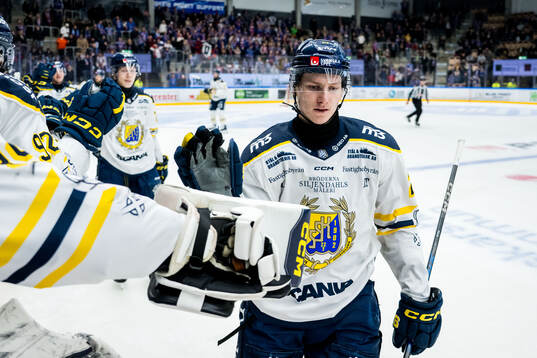Södertäljes Egor Polin jublar