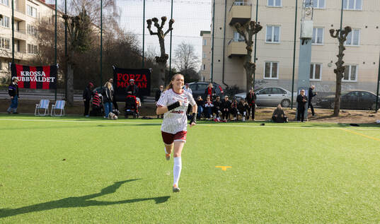 FC Möllans Emma Watson värmer upp