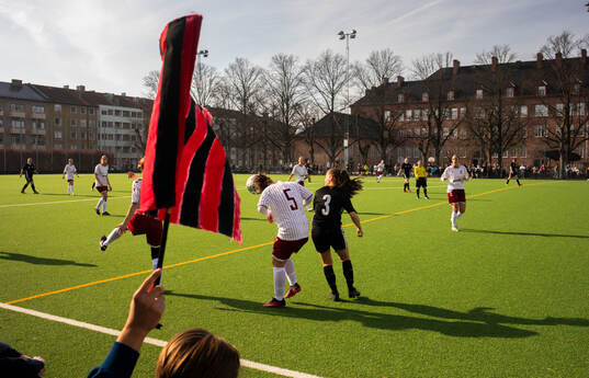 FC Möllans Hanna Tillwai och Las Presidentas Angelica