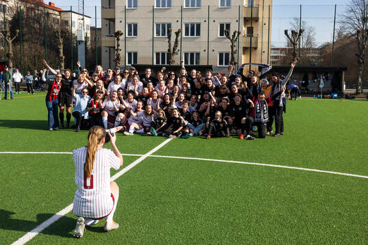 FC Möllans och Las Presidentas spelare fotograferaras