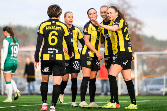 Hammarbys spelare jublar med målskytt Ellen Wangerheim