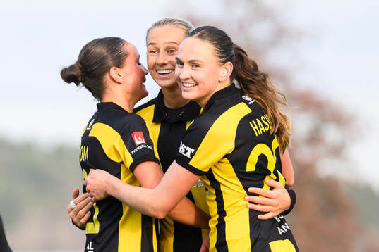 Hammarbys Vera Blom , målskytt Ellen Wangerheim  och Vilde