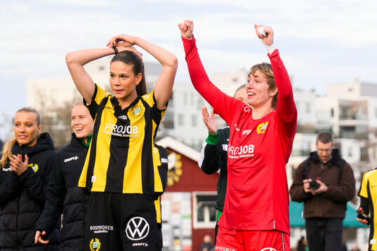 Hammarbys målvakt Moa Edrud jublar