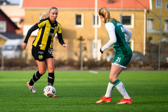 Hammarbys Stina Lennartsson  och Alingsås Lova Korpås