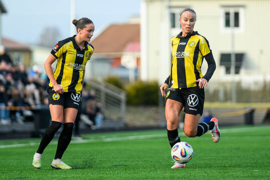 Hammarbys Vera Blom  och Stina Lennartsson