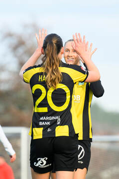 Hammarbys Vilde Hasund och målskytten Ellen Wangerheim