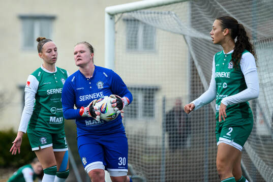 Alingsås Tilde Karlsson , målvakt Alexandra Blom och