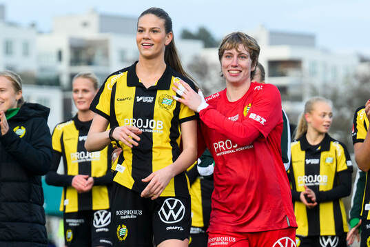 Hammarbys Bella Andersson och målvakt Moa Edrud  jublar