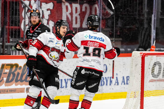 Malmö Redhawks Linus Öberg gör 1-2 och jublar med Jakub
