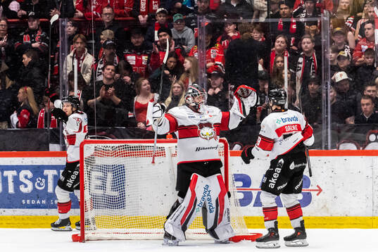 Malmö Redhawks målvakt Marek Langhamer jublar vid