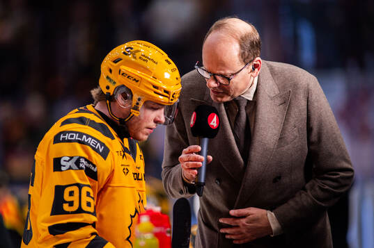 Skellefteås Rickard Hugg blir intervjuad av TV4s Lasse