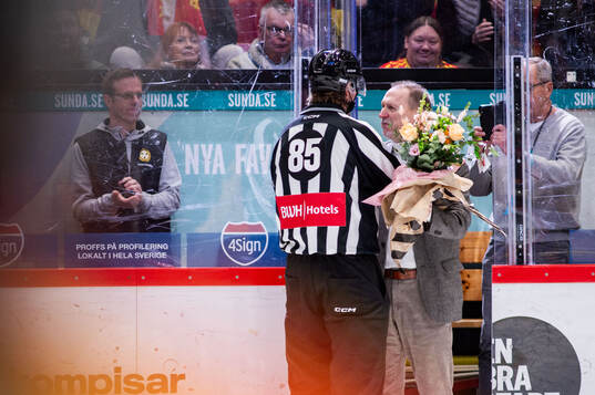 Linjedomare Fredrik Altberg hyllas av Göran Rosin,