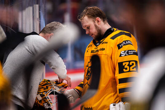 Skellefteås målvakt Linus Söderström får sin mask lagad